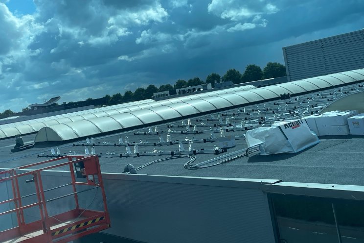 Zonnepanelen op dak van studio Hortibiz Newsradio