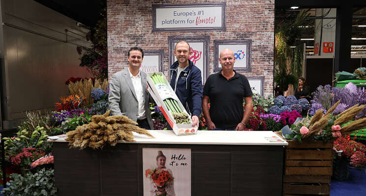 Eerste Amaryllis-mixbox overhandigd Eerste Amaryllis-mixbox overhandigd