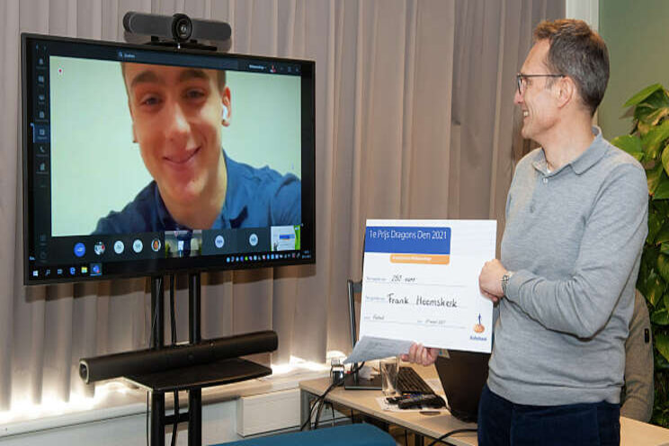Studenten pitchen ideeën in de stijl van 'Dragons Den' Studenten pitchen ideeën in de stijl van 'Dragons Den'
